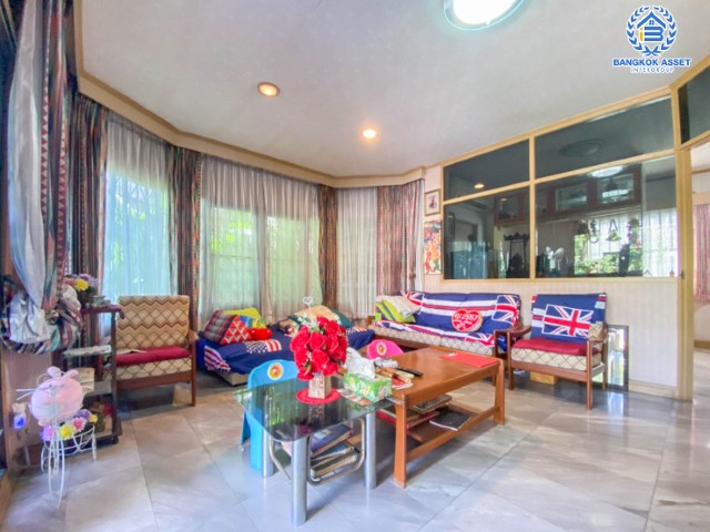 *****บ้านเดี่ยวมือสอง ! ม.ปรีชา พหลโยธิน87 เนื้อที่กว้างถึง 80.6 ตร.ว บ้านสวย สภาพดี พร้อมอยู่ เน้นความเป็นส่วนตัว รองรับทุกครอบครัวด้วยฟังก์ชั่น 3 ห้องนอน 3 ห้องน้ำ 2 ที่จอดรถ พิเศษสุดๆ โอนในปี 2564 นี้ รับทันทีทองคำแท่ง 10 บาท !! การเดินทางสะดวกสบายเข้าออกได้หลายเส้นทาง ใกล้รถไฟฟ้าสาย สีแดงเข้ม "สถานีหลักหก"